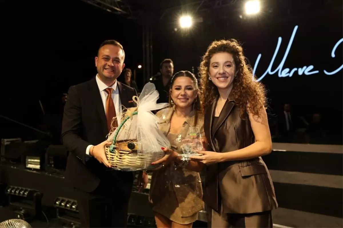 Merve Özbey, Çivril Festivalinde Unutulmaz Bir Gece Yaşattı