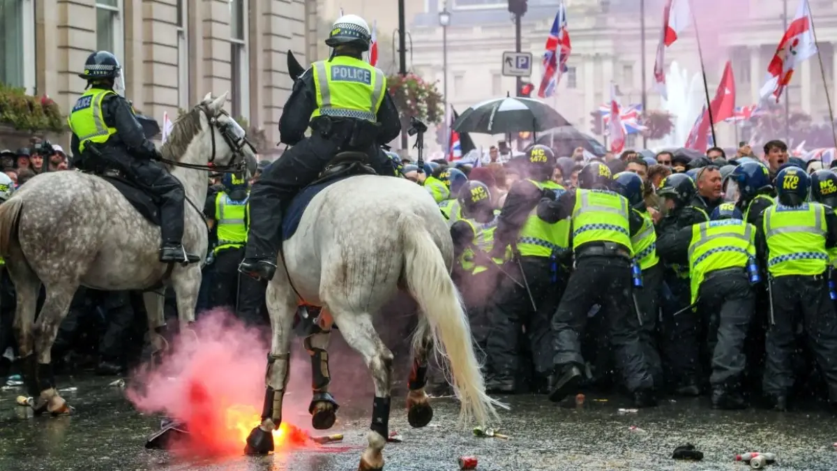 Londra'da Robinson Protestosunda Şiddet