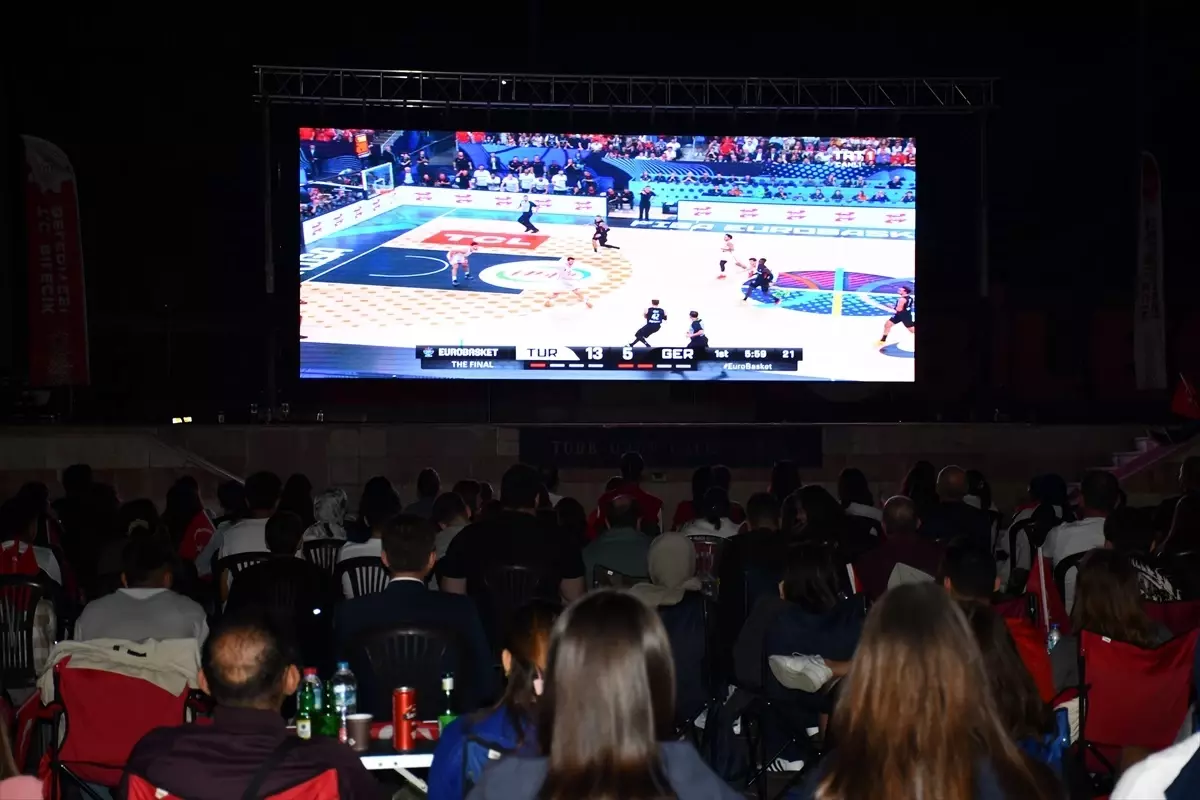 Türkiye Almanya Finalini Dev Ekranda İzledi