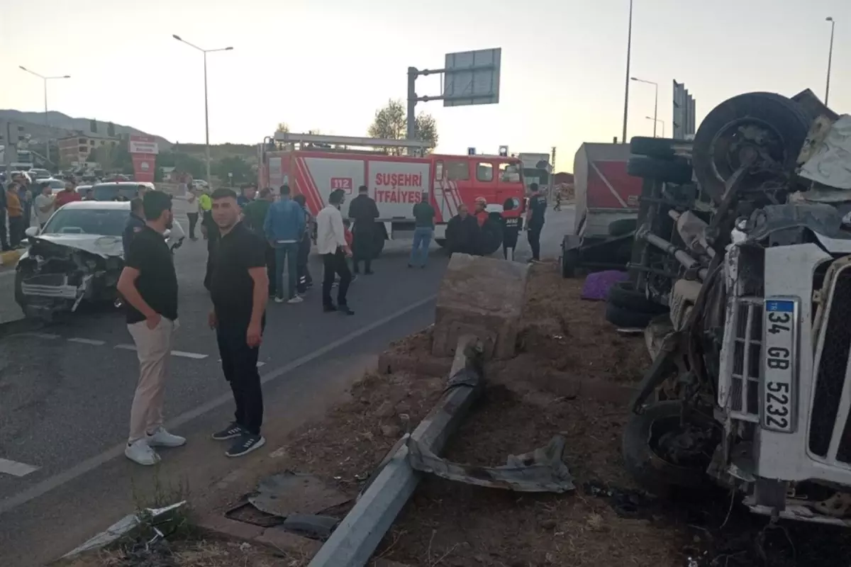 Suşehri'nde Kaza: 20 Yaralı