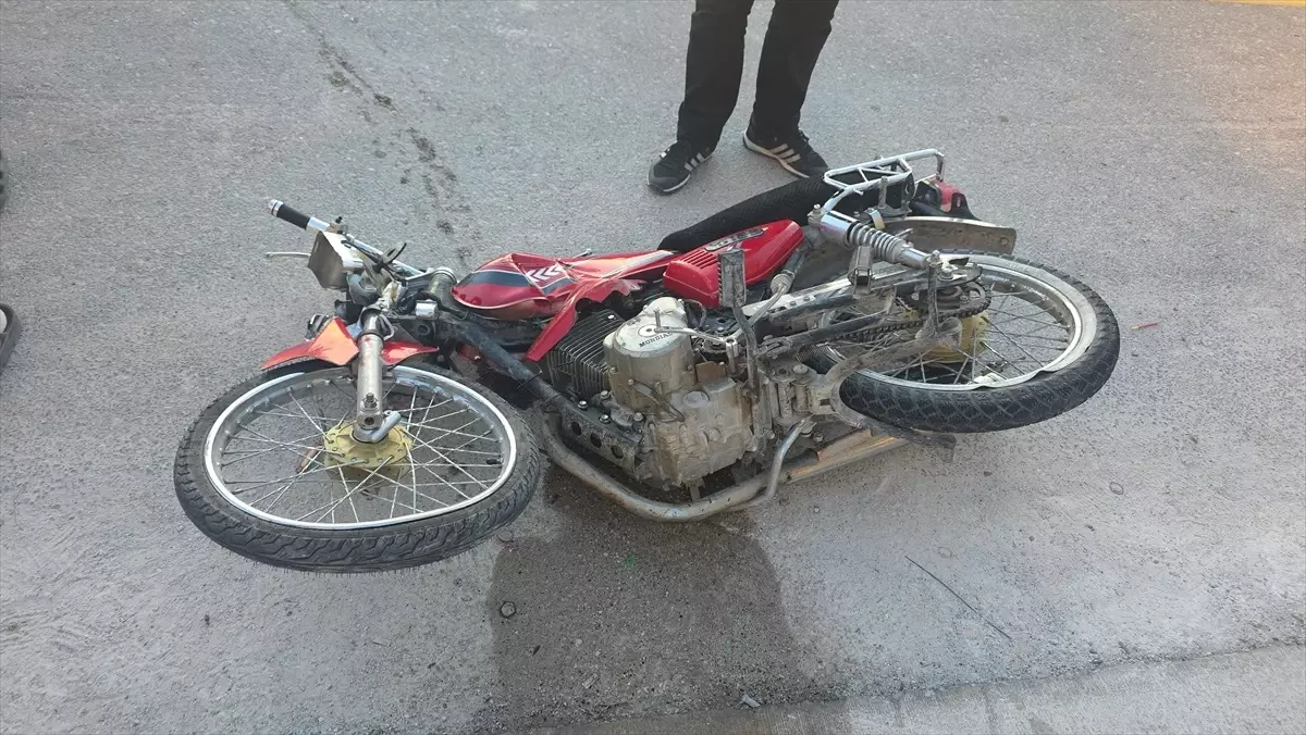 Aksaray'ın Eskil İlçesinde Otomobil-Motosiklet Kazası: 1 Ağır Yaralı