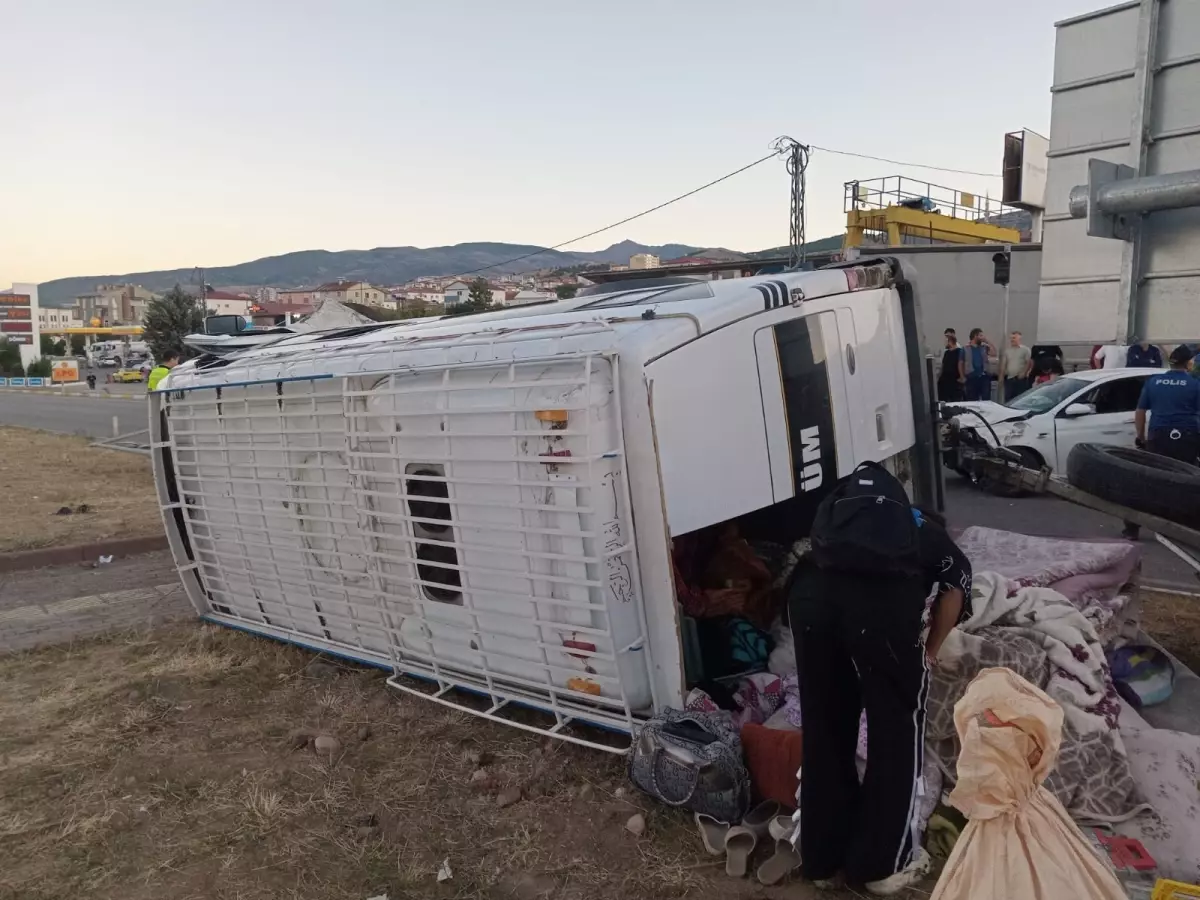 Suşehri'nde minibüs devrildi: 15 yaralı