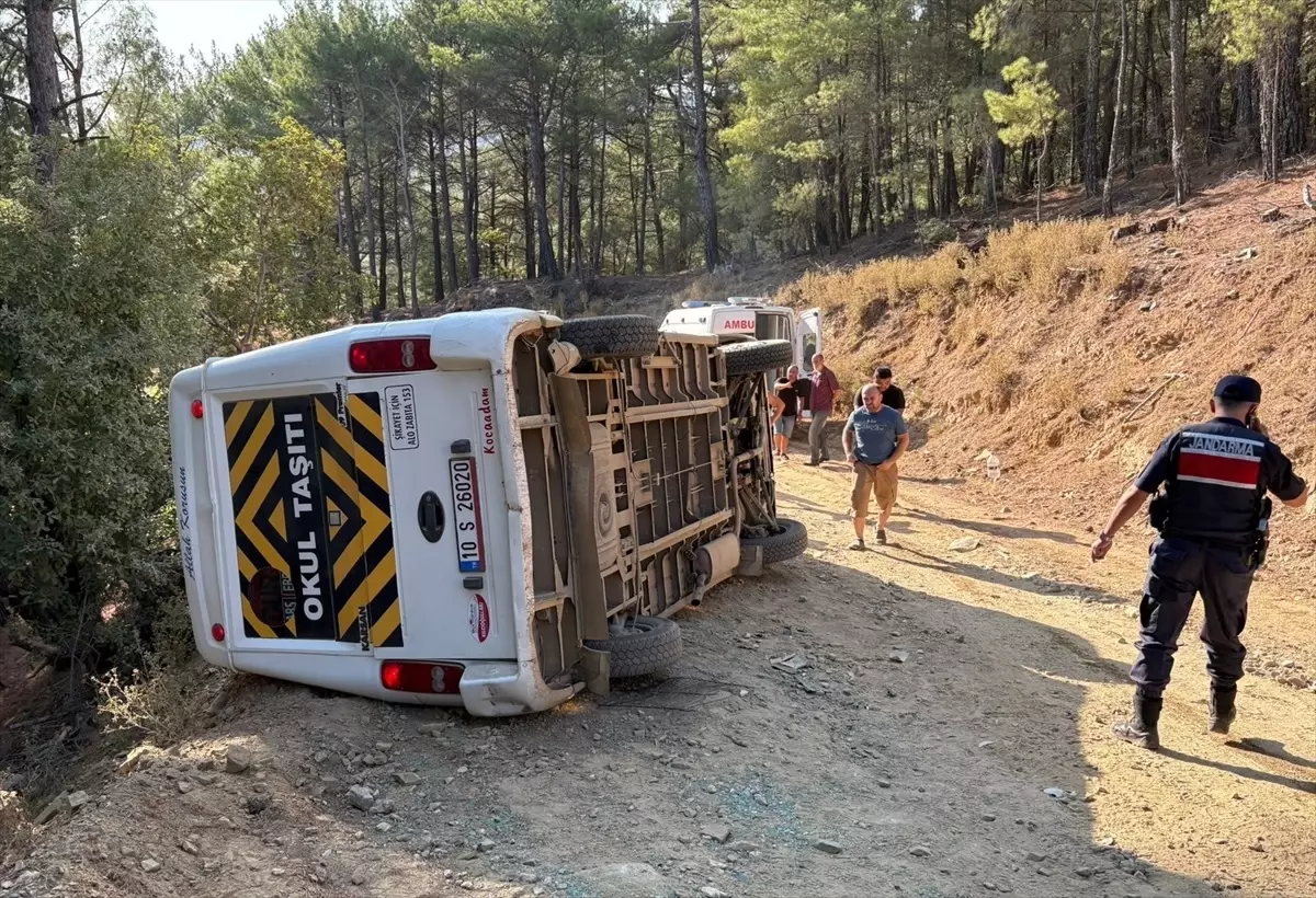 Edremit'te tur minibüsü devrildi, 11 yaralı