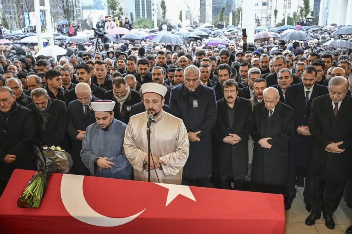 Ferdi Tayfur'un Mezarı Milli Bir Abide