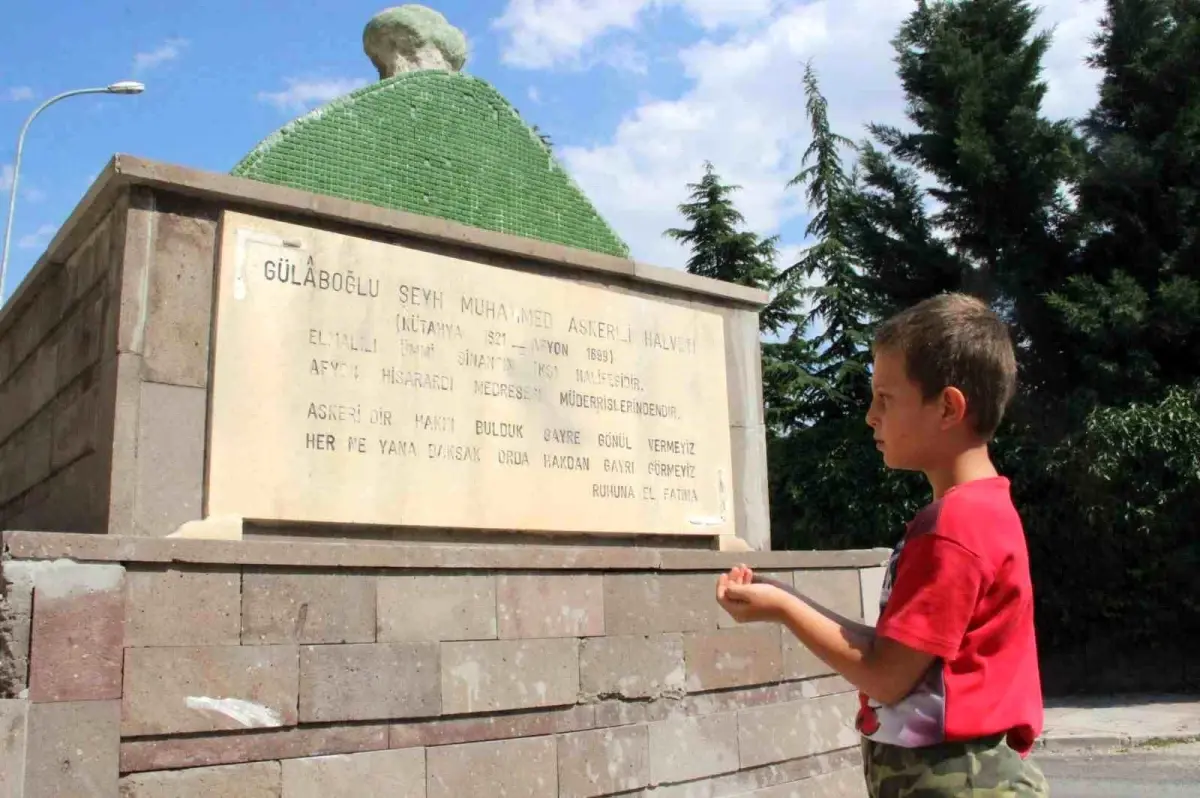 Afyonkarahisar'daki 'Askeri Baba' Türbesi: 63 Yıldır Yol Ortasında, Kaza Olmadı