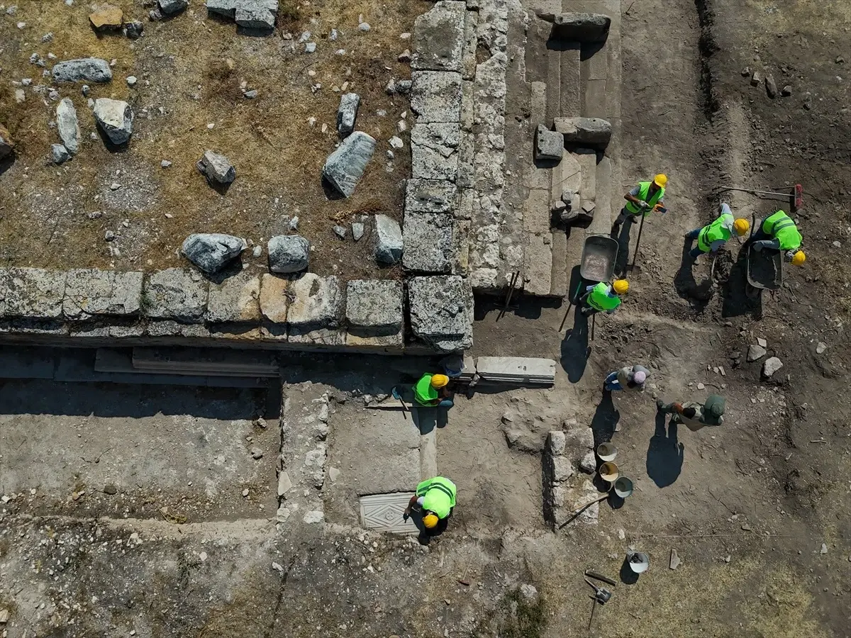 Blaundos'ta 1900 Yıllık Kuzey Tapınağı Gün Yüzüne Çıkıyor