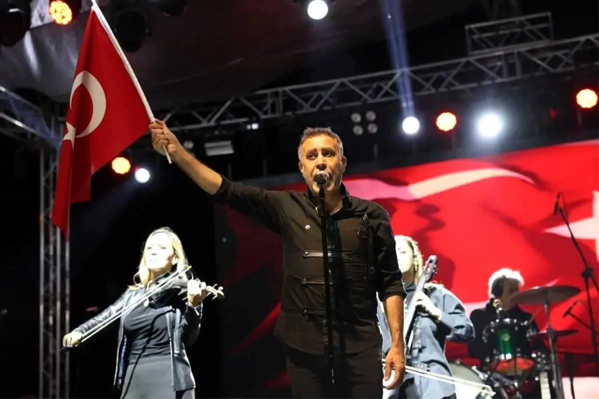 Haluk Levent, 27. Uluslararası Elma Tarım ve Kültür Festivali'nde Coşkuyla Sahne Aldı