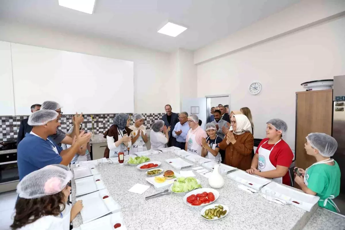 Başkan Büyükkılıç'tan Özel Çocuklara Hamburger Yapım Etkinliği