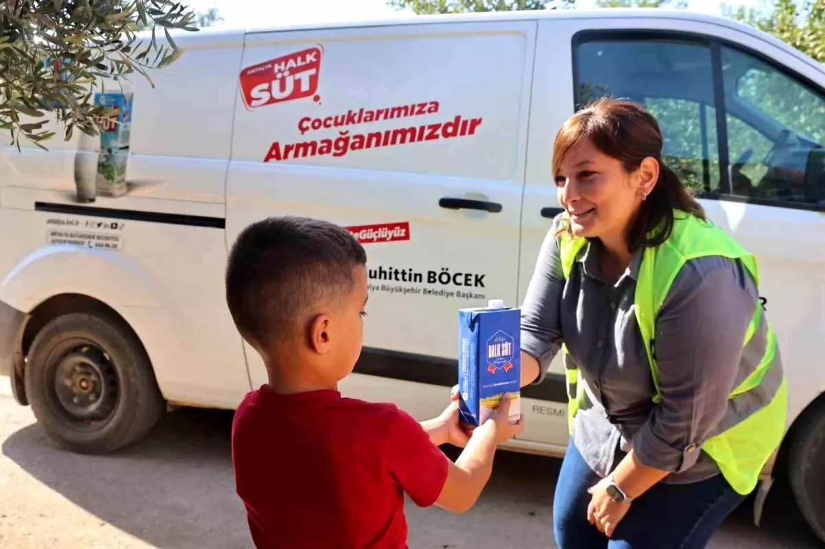 Antalya'da Halk Süt Projesi Çocuklara Sağlıklı Süt Dağıtımına Devam Ediyor