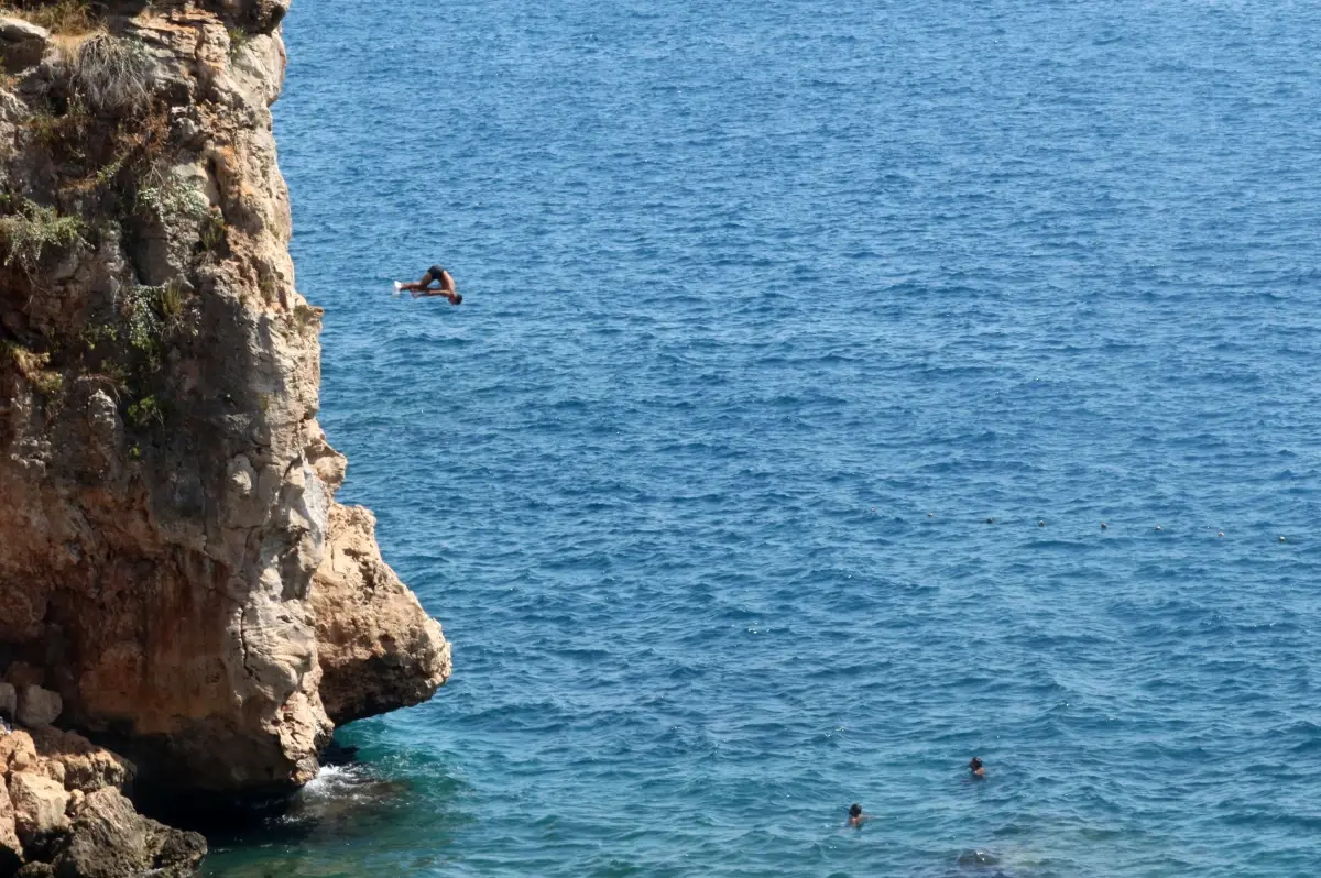Antalya'da Sıcaklar Plajda Canlandırdı
