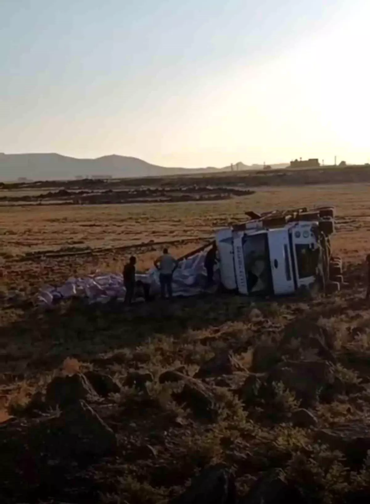 Kızıltepe'de Tır Devrildi, Sürücü Yaralandı