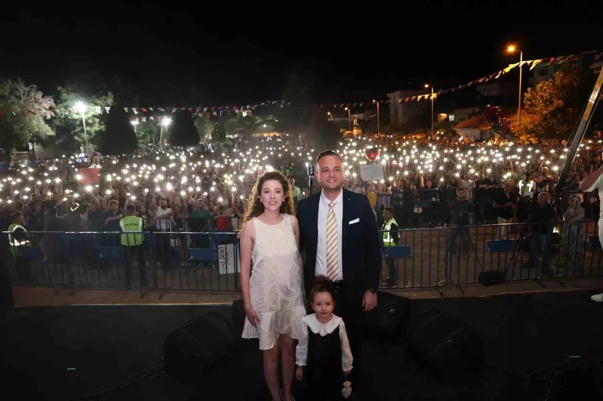 Cem Adrian, Çivril Elma Tarım ve Kültür Festivalinde Unutulmaz Bir Gece Yaşattı