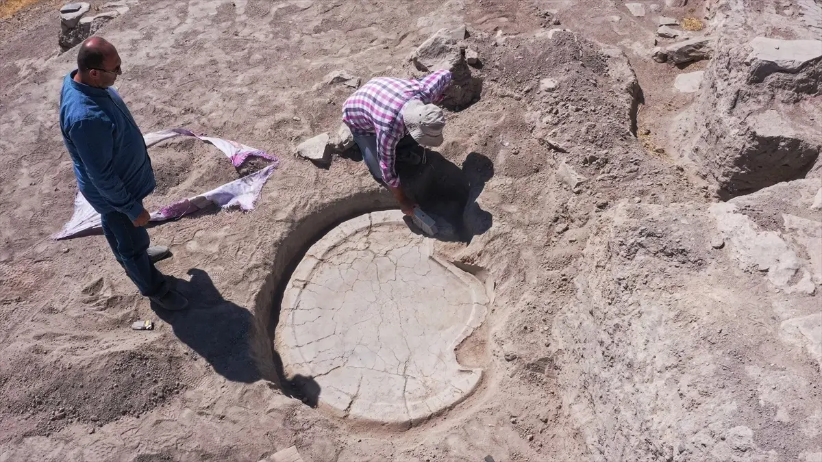 Elazığ'da 6 Bin Yıllık Boğa Başlı Sunak Bulundu