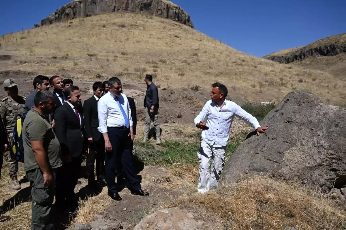 Hınıs Parmaksız Kale Höyüğü'nde İnceleme