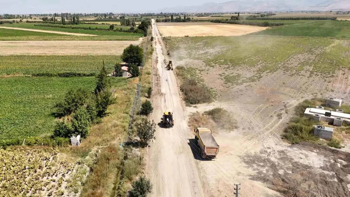 Kayseri Büyükşehir Belediyesi'nden Kırsal Yatırım: Musahacılı Mahallesi'nde 10 Milyon TL'lik Sıcak Asfalt Çalışması