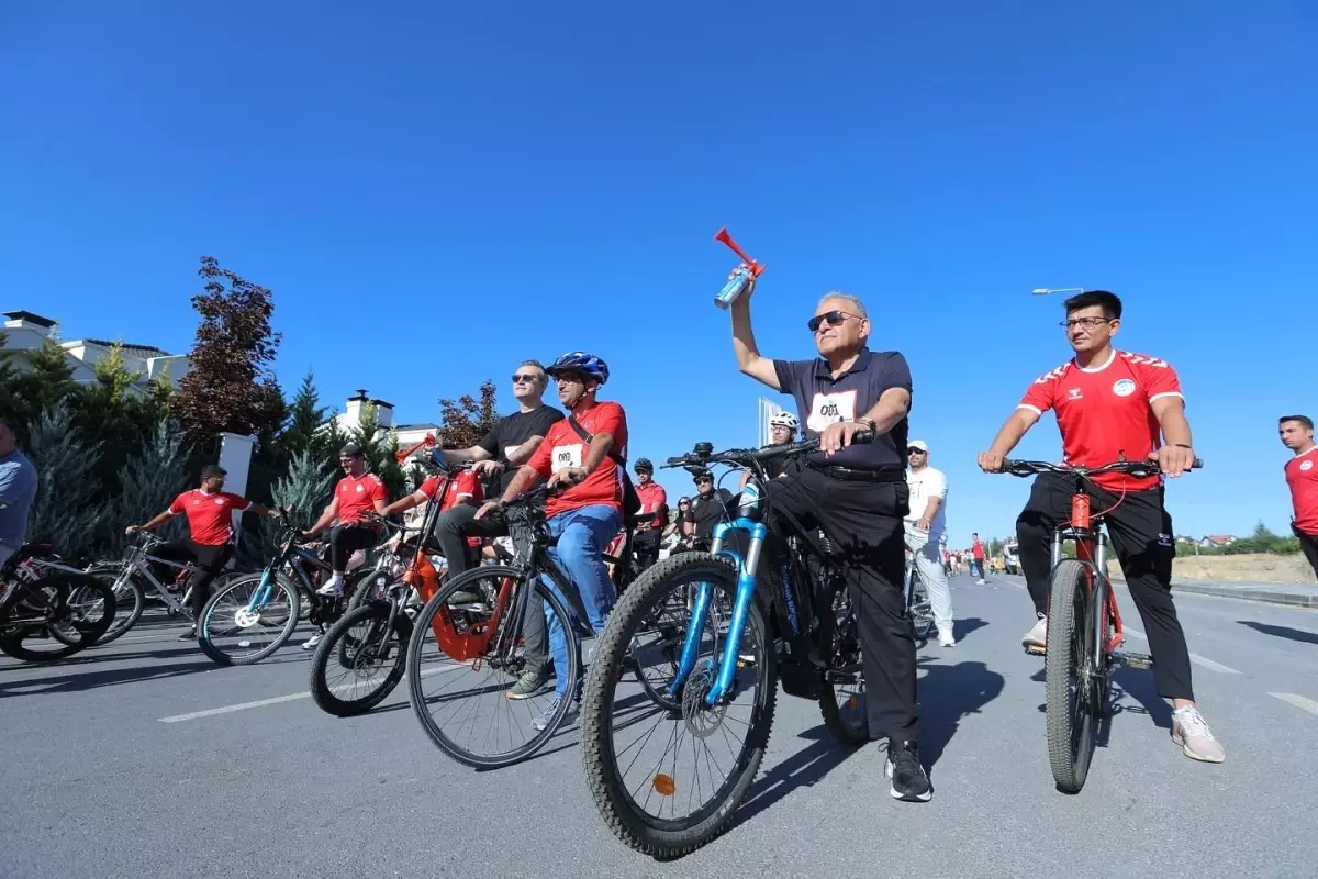 Başkan Büyükkılıç, 3'üncü Doktorlar Bisiklet Turu'nda pedal çevirdi