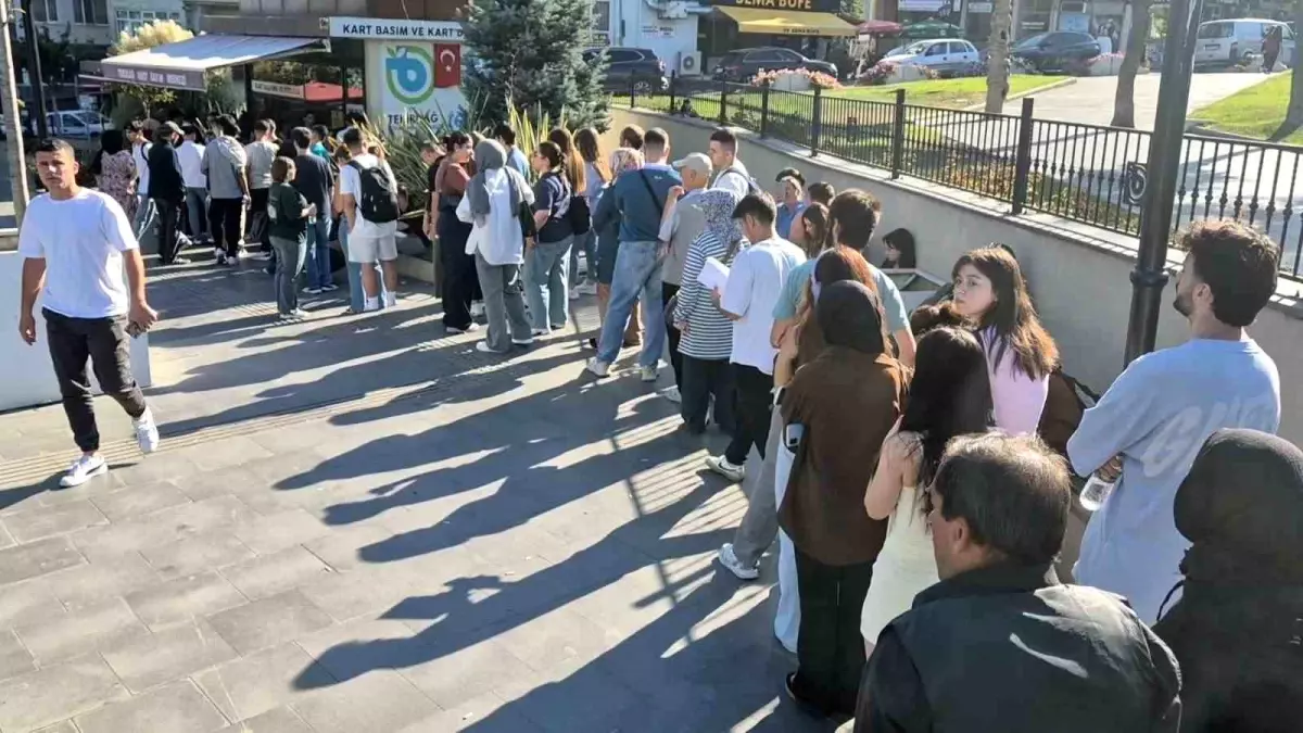 Tekirdağ'da Öğrenciler Uzun Kuyruklarda Toplu Taşıma Kartı İçin Bekliyor