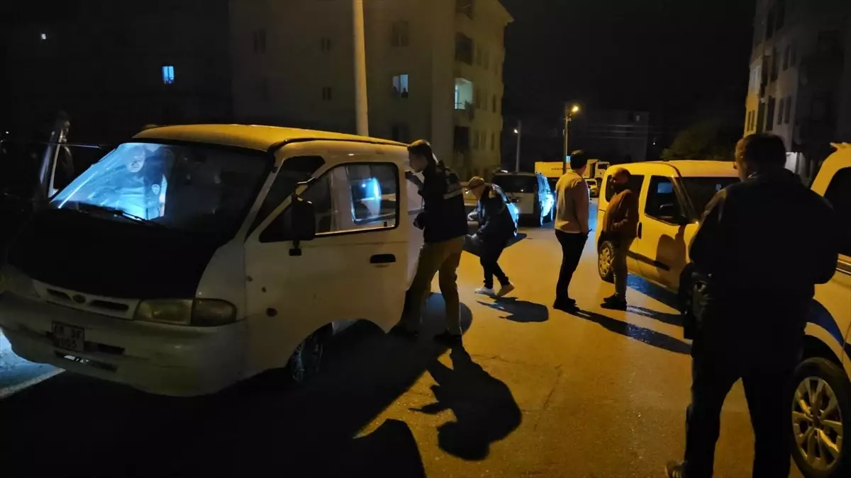 Çorum'da dur ihtarına uymayan sürücü polis memuruna çarptı