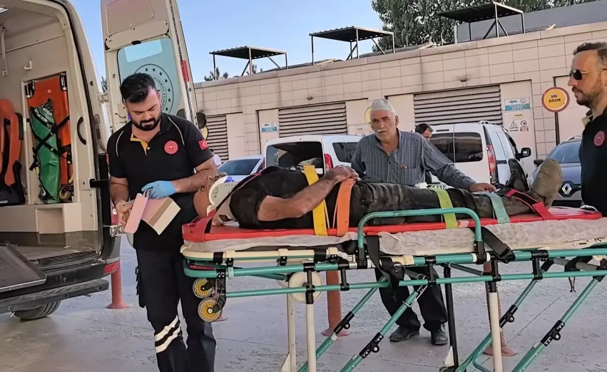 İnegöl'de Kamyon Devrildi, Sürücü Yaralandı