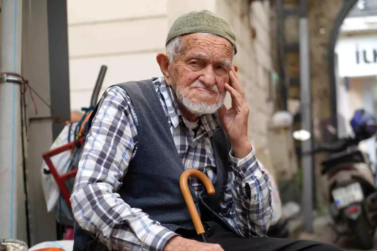96 Yaşındaki Şemsiye Ustası Çalışmayı Seviyor