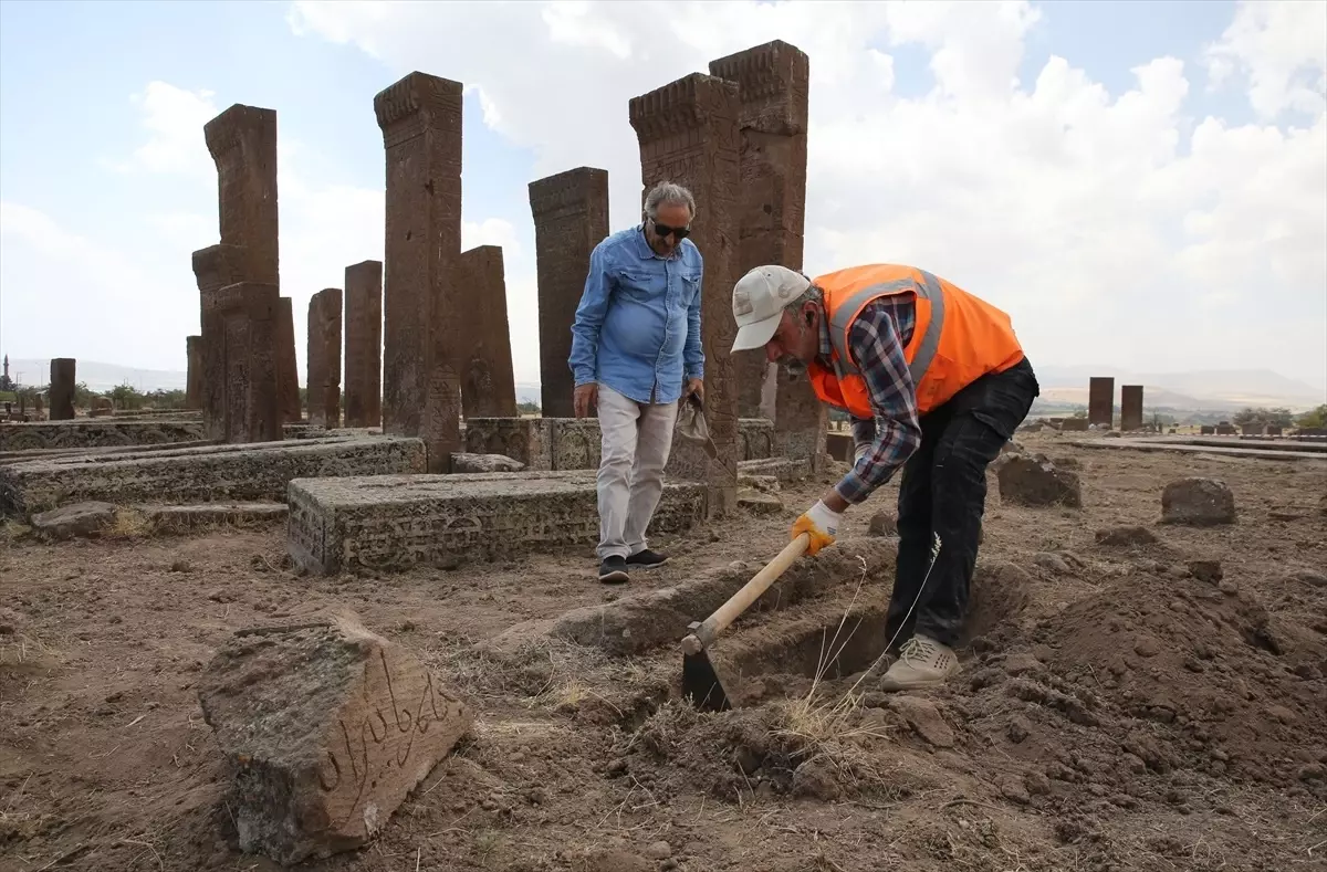 Ahlat'ta 10 Bini Aşan Mezar Sayısı