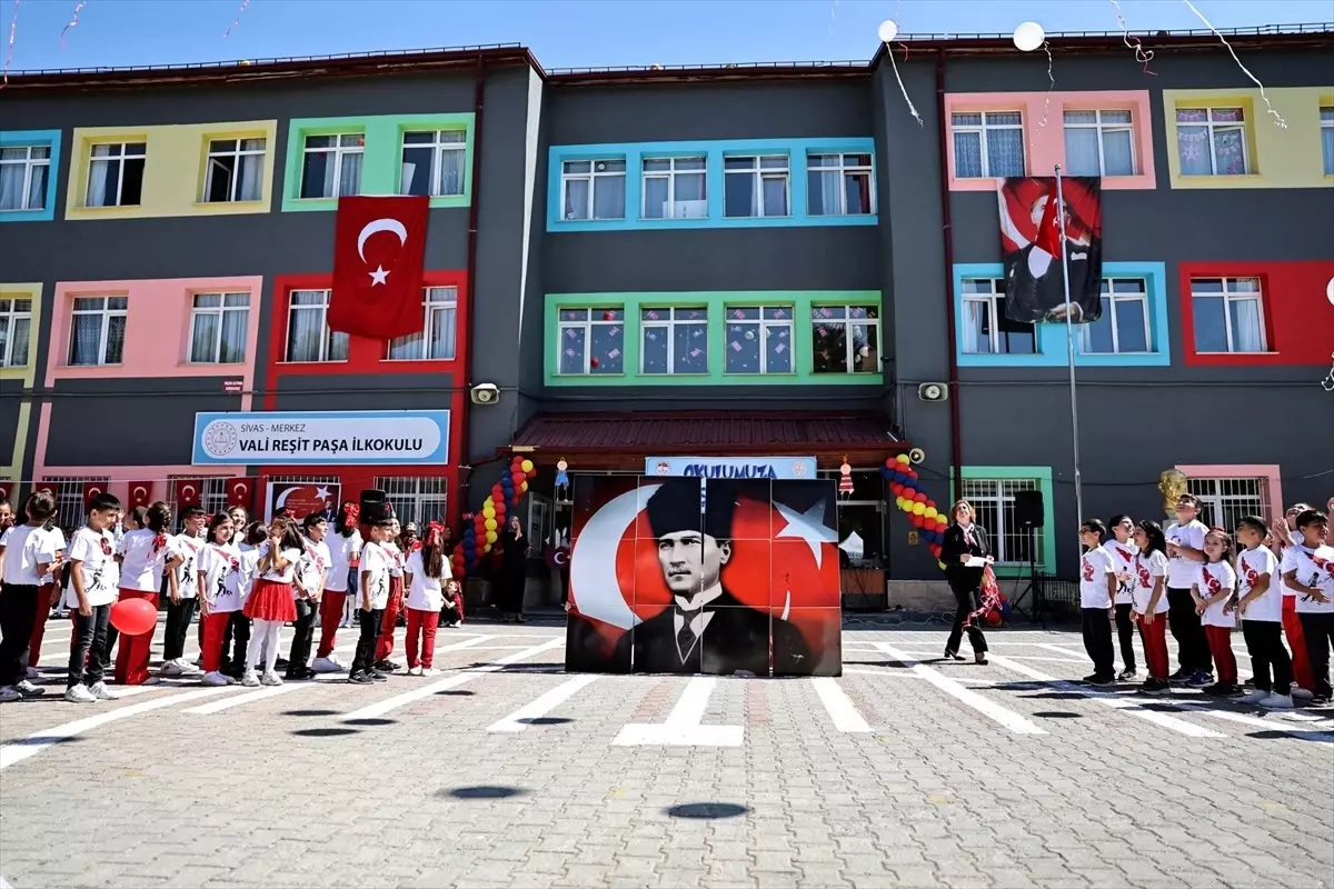Sivas'ta İlköğretim Haftası Etkinliği