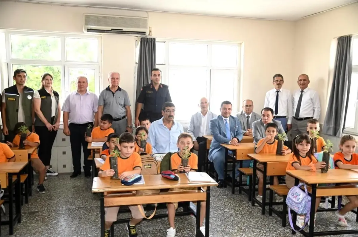 Öğrencilere Doğayı Koruma Bilinci: Fidan Dağıtım Etkinliği