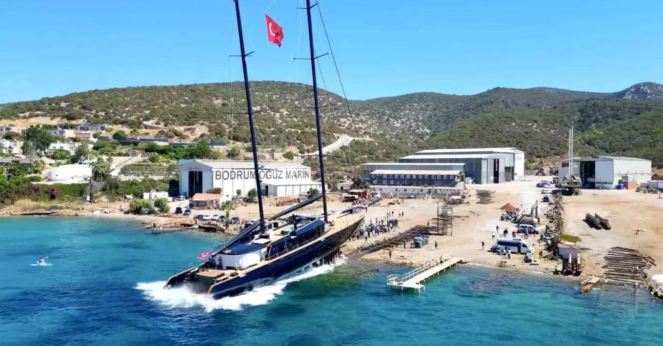 Bodrum'da Lüks Yelkenli Oğuz Khan Denize İndirildi