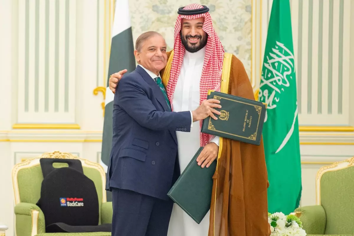 Suudi Arabistan ve Pakistan'dan Savunma Anlaşması