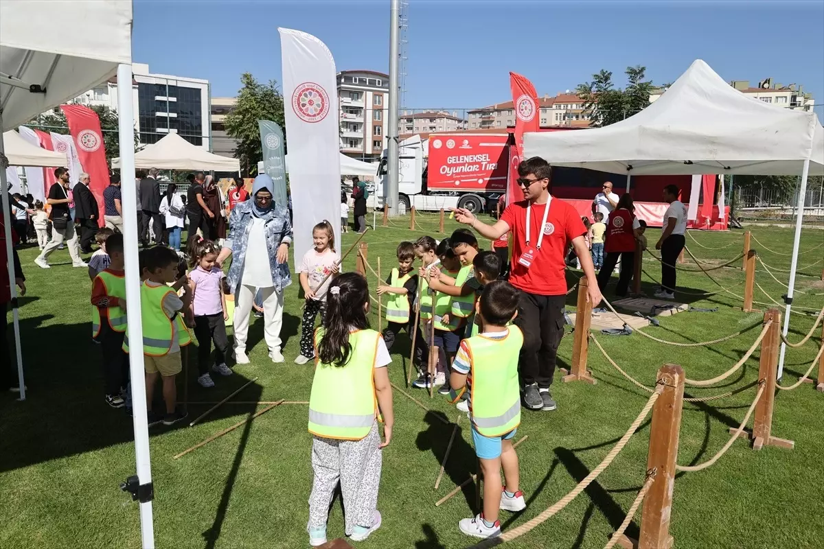 Nevşehir'de Geleneksel Oyunlar Tırı Eğlencesi