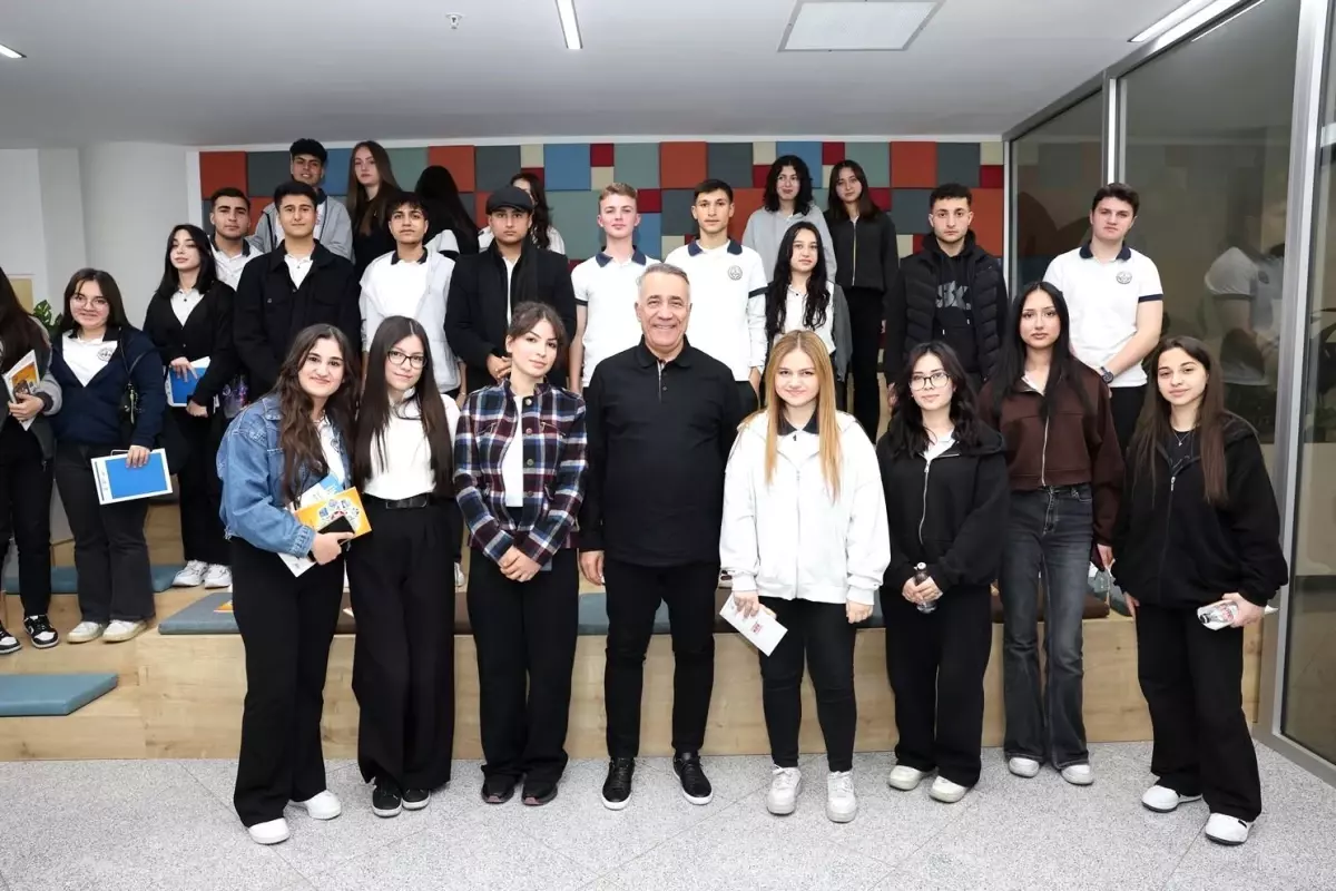 Sultangazi Belediyesi, Üniversite Öğrencilerinin Ulaşım Masraflarını Karşılıyor