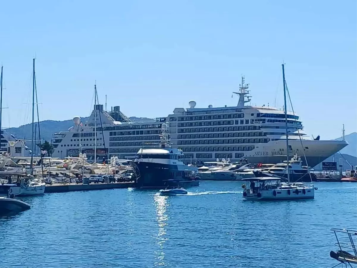 Marmaris'e İki Dev Yolcu Gemisi Geldi