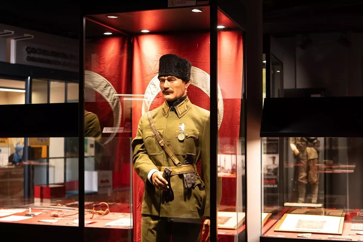Atatürk'ün Üniforması ve Kılıcı Sergilendi