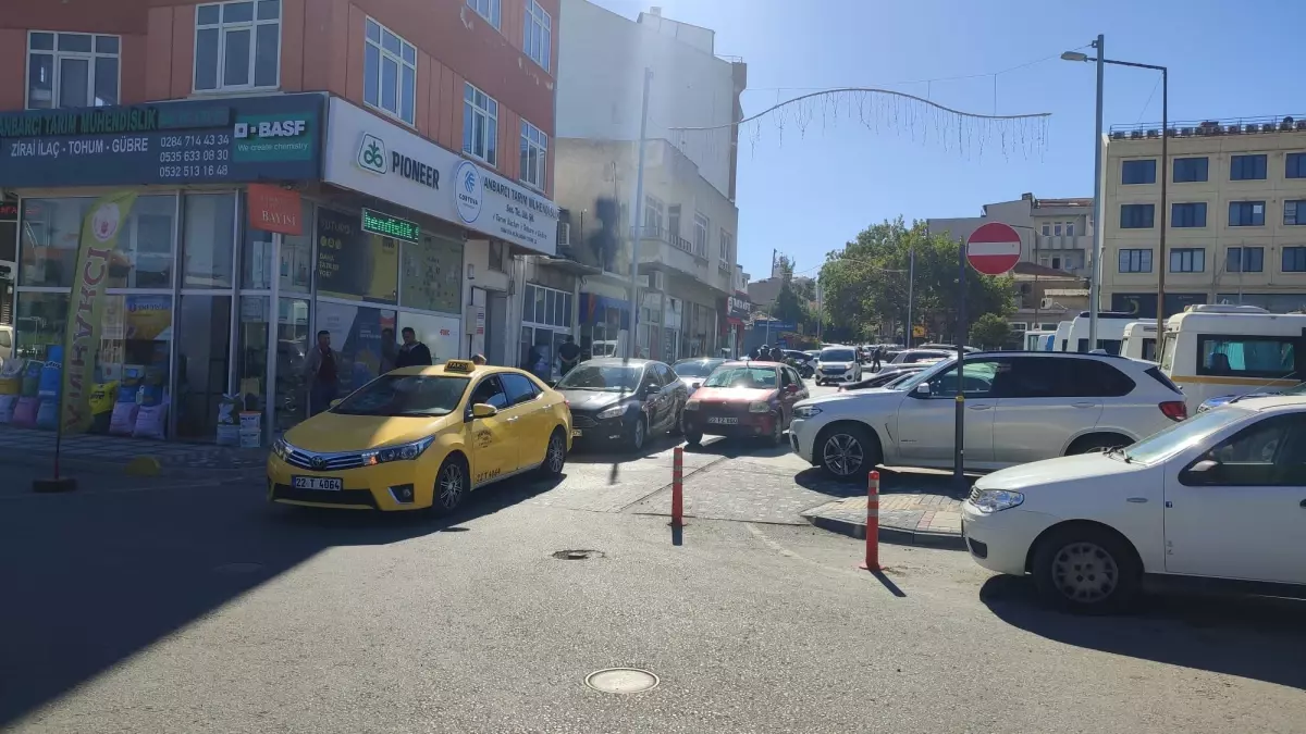Alkollü Sürücü Minibüse Tekme Atarken Düştü