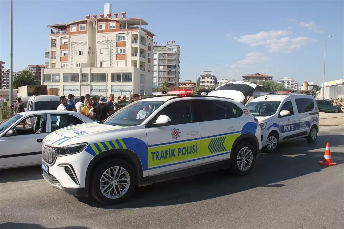 Antalya'da Baba ve Oğul Otomobilin Çarpmasıyla Yaralandı