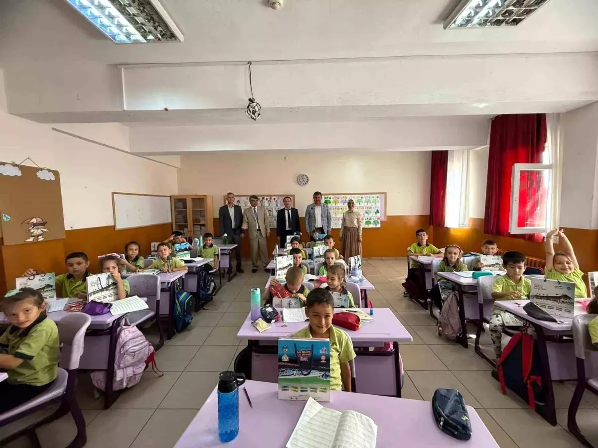 Gediz Belediye Başkanı Öğrencilere Kırtasiye Hediyeleri Verdi
