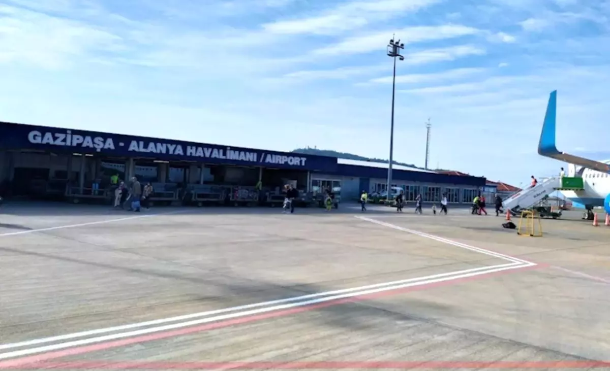 Gazipaşa Havalimanı'nda Rüzgar Sebebiyle Sefer İptalleri