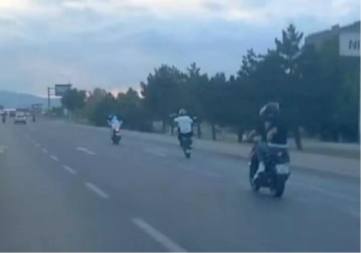 İnegöl'de Motosikletli Gençlerden Tehlikeli Gösteri
