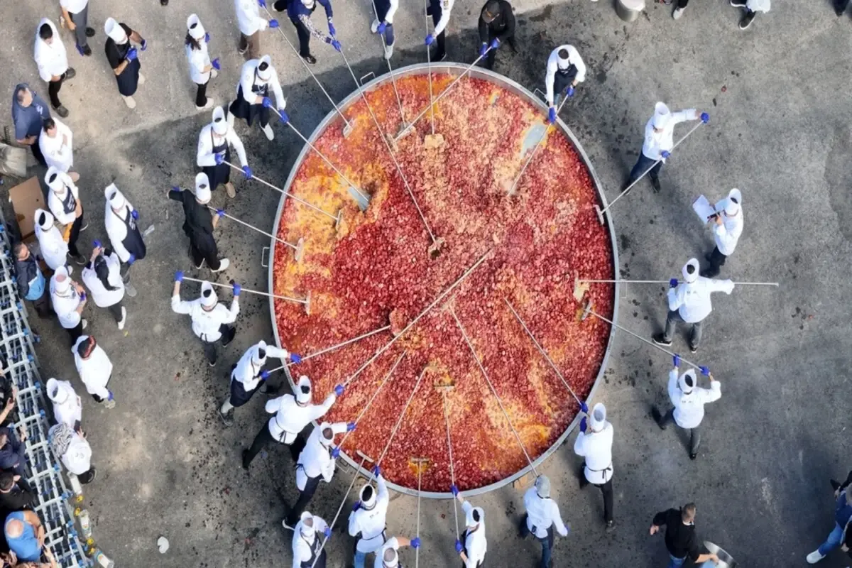 Afyon'da 1930 kilo ağırlığındaki sucuklu yumurtayla dünya rekoru kırıldı