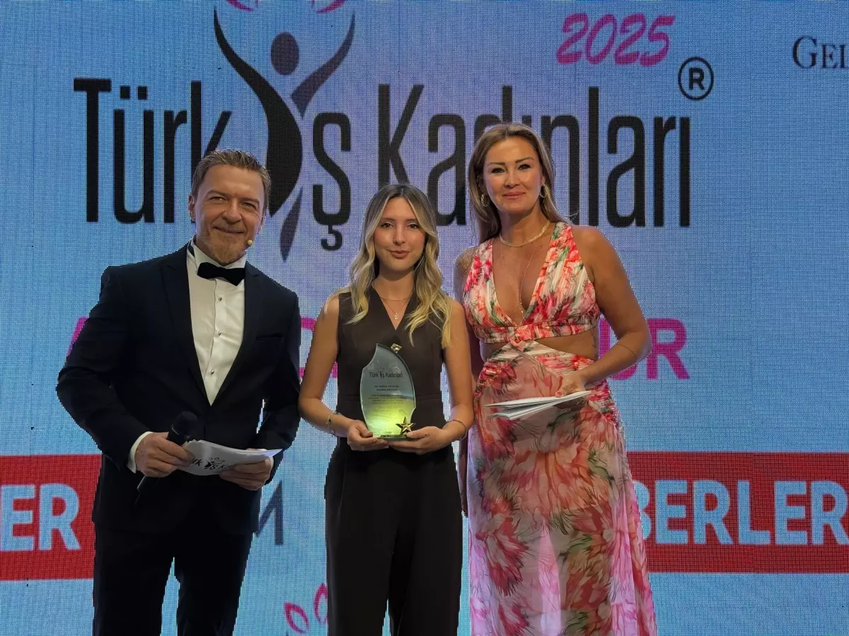 5. Türk İş Kadınları Plaket Töreni'nde Haberler.com Genel Yayın Yönetmeni Av. Bedia Teymur'a Ödül