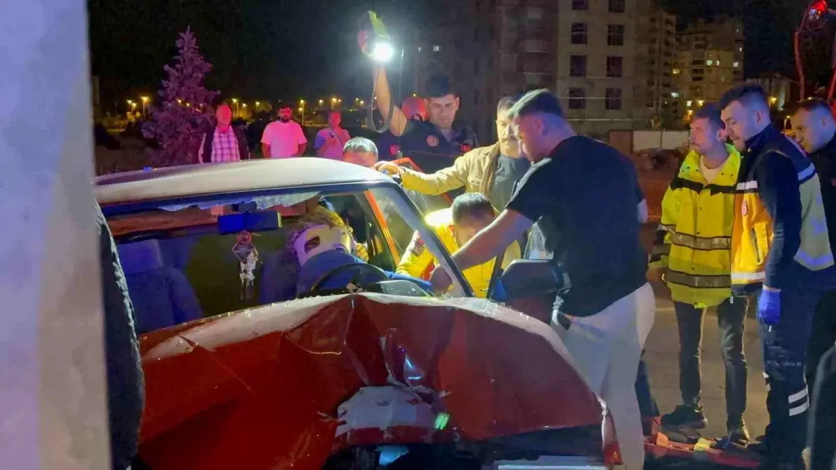 Kayseri'de Direksiyon Hakimiyetini Kaybeden Sürücü Aydınlatma Direğine Çarptı: 3 Yaralı