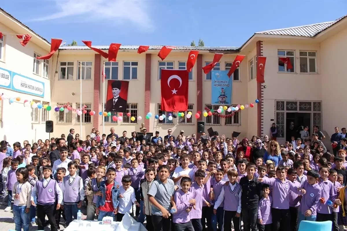Çaldıran'da İlköğretim Haftası Töreni