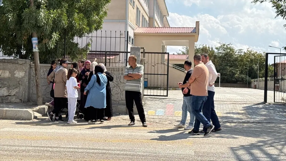 Okulu basıp sınıfta ders işleyen tanımadığı öğretmeni bıçakladı