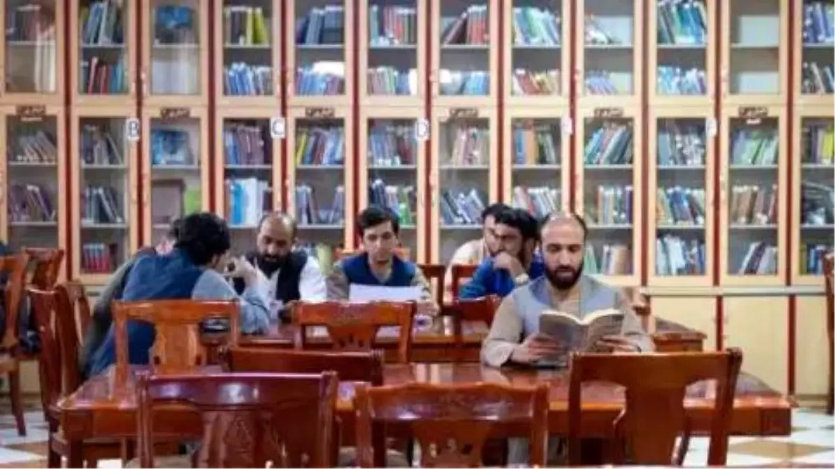 Taliban, Üniversitelerde Kadın Yazarların Kitaplarını Yasakladı