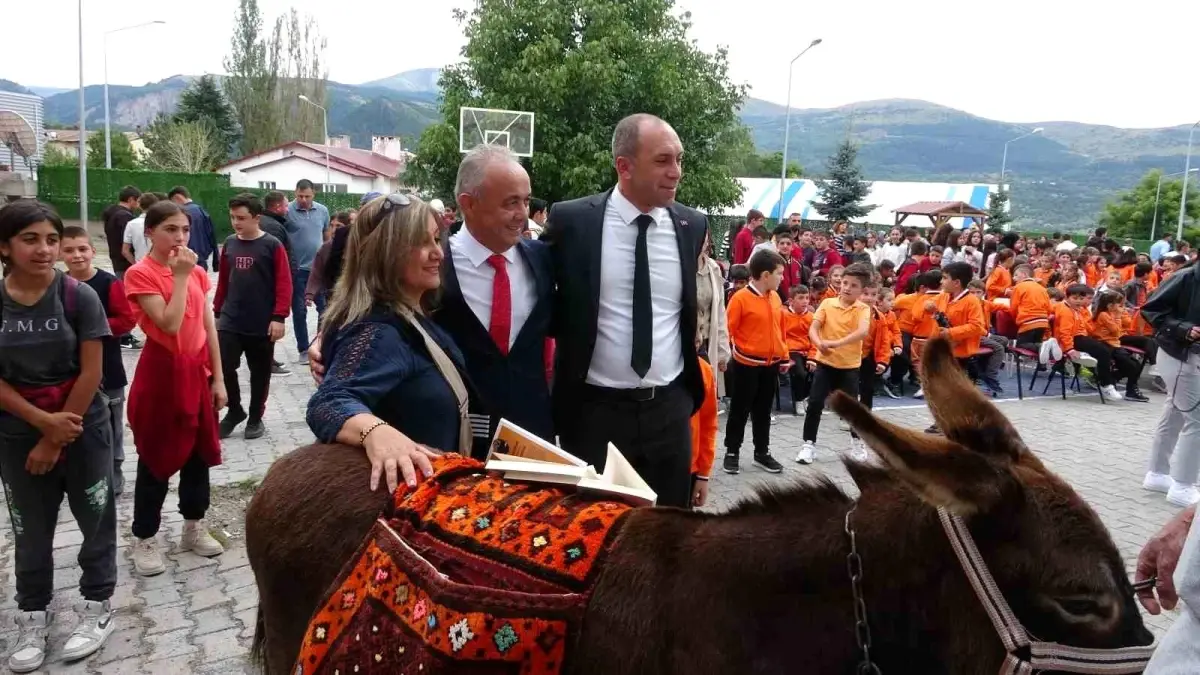 Eşekli Dostoyevski'den Posof'ta Kitap Dağıtımı