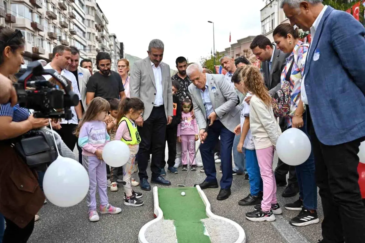 Bursa'da 'Çocukların Heykeli' Etkinliği ile Eğlenceli Bir Pazar