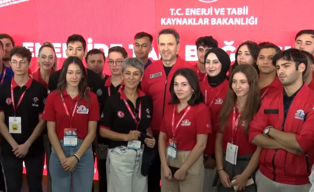 Bakan Bayraktar TEKNOFEST'te Gençlerle Buluştu