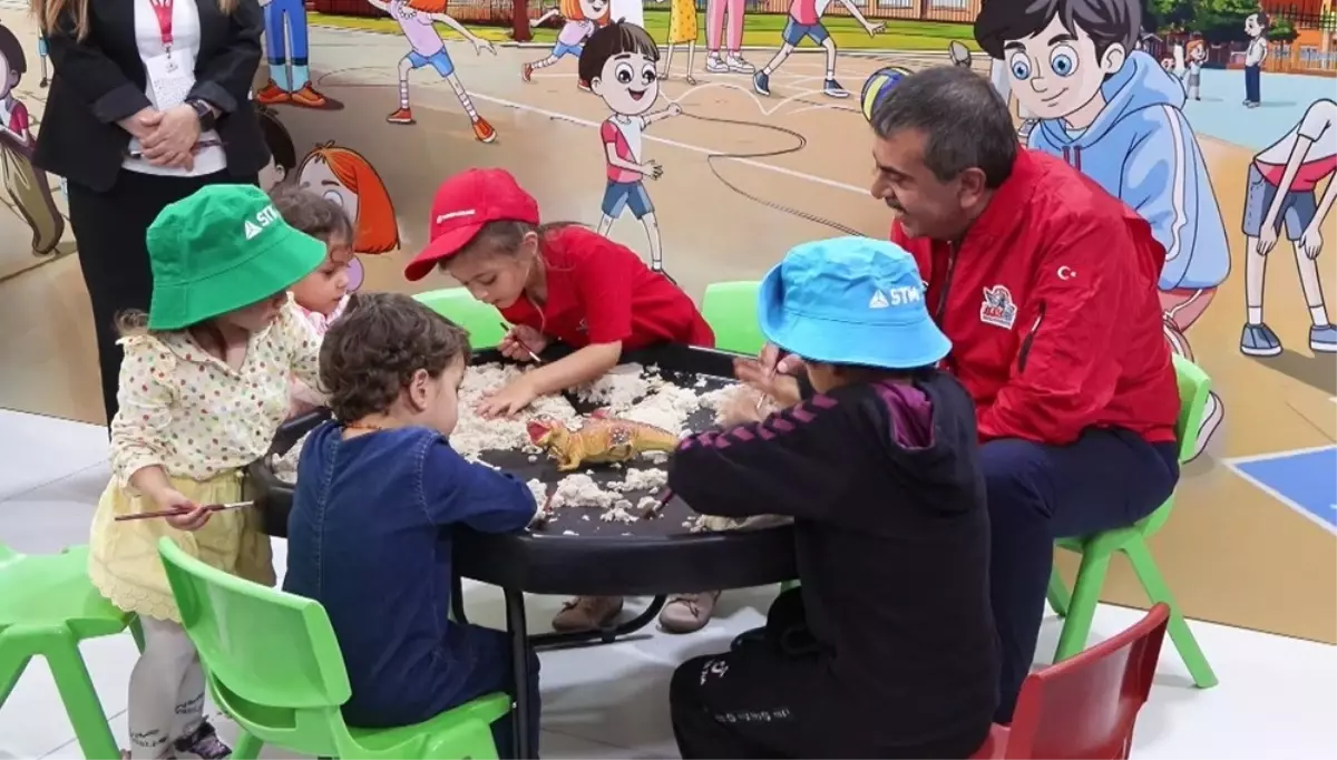 Bakan Tekin TEKNOFEST'te Öğrencilerle Buluştu