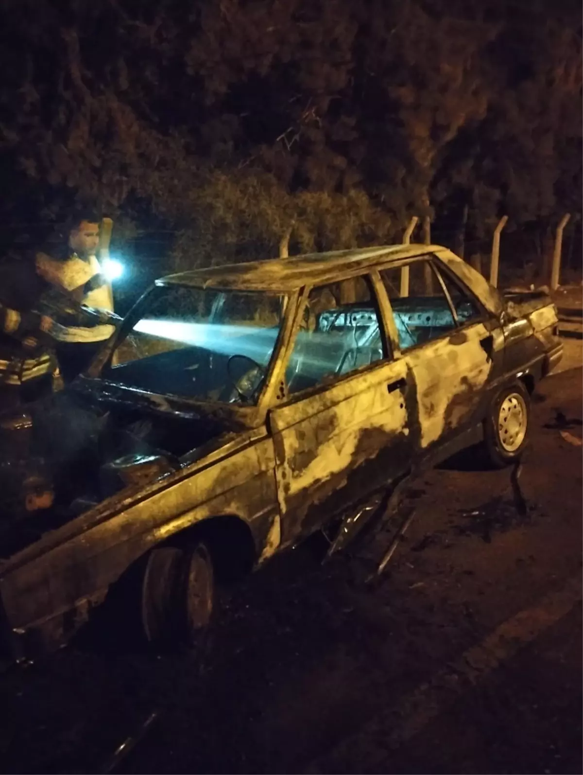 Adana'da Park Halindeki Araç Yandı