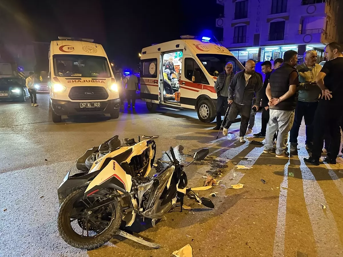 Sinop'ta Otomobil-Motosiklet Çarpışması: 2 Yaralı